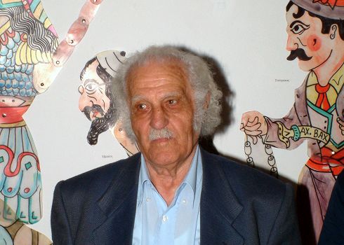 ο Ευγένιος Σπαθάρης ανάμεσα στις φιγούρες Καραγκιόζη που ο ίδιος δημιουργούσε
