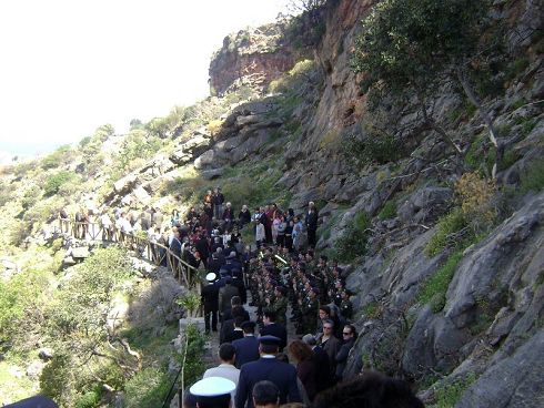 η διαδρομή προς το σπήλαιο από την είσοδο, με το άγημα και τη μπάντα