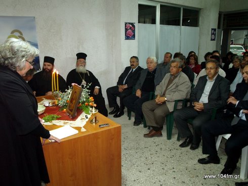 η κ. Μαρία Λυκουρίνου (αριστερά), ενημερώνει τους προσκεκλημένους για τους σκοπούς του συλλόγου