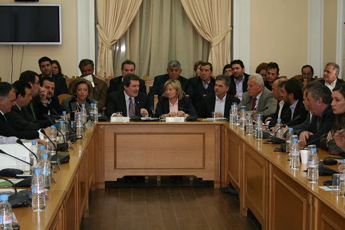 Ο Νομάρχης Πειραιά με την κ. Σχοιναράκη κατά τη διάρκεια της ημερίδας