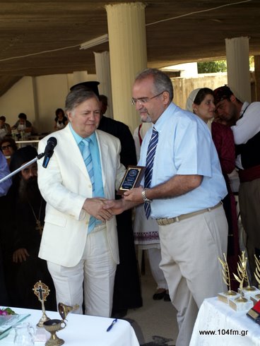 ο Κώστας Θεοχάρης, αριστερά, δέχεται αναμνηστικό από τον Νίκο Τζιρή, στις 22/5 κατά τα εγκαίνια του Μουσείου παλαιών Οχημάτων στα Λακώνα