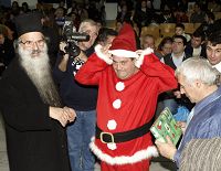 ο Μητροπολίτης με τον Άη Βασίλη