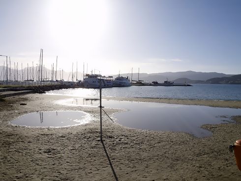 πρωί της Κυριακής, η θάλασσα έχει τραβηχτεί πίσω και τα σημάδια της παλίρροιας εμφανή