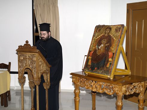 Ο αρχμανδρίτης Τίτος Ταμπακάκης, παρουσιάζει το λεύκωμα