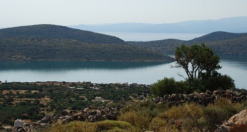 Η ελληνική έννομη τάξη παραδοσιακά προστατεύει τα ευαίσθητα και ευπαθή παράκτια οικοσυστήματα από τη λογική της άγριας αναπτύξεως και της εμπορευματοποίησης της γης. Θα προστατεύσει τα Πλευρά και το Τσιφλίκι στην Ελούντα;