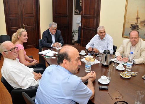 από τη σύσκεψη ο Γ.Γ. της Περιφέρειας Κρήτης με τους προέδρους των Επιμελητηρίων