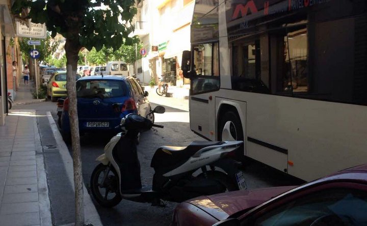 Όταν το στραβό παρκάρισμα διορθώνουν τα μπράτσα