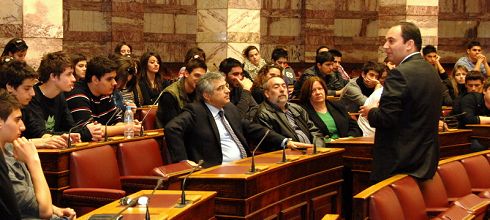 μαθητές του 2ου Λυκείου Ιεράπετρας, διδάσκει ο Γ. Πλακιωτάκης και ανάμεσα στους μαθητές και ο Μ. Καρχιμάκης