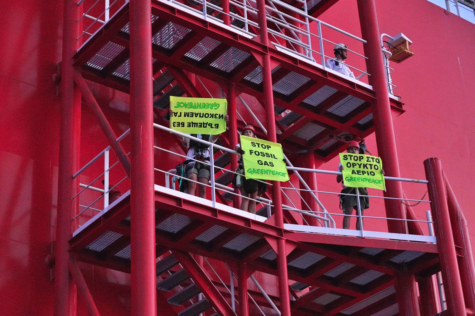 Greenpeace, ειρηνική, δυναμική διαμαρτυρία στην πλωτή μονάδα υγροποίησης ορυκτού αερίου FSRU Alexandroupolis