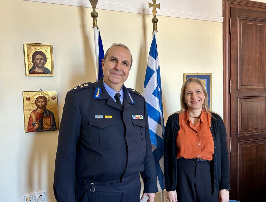 o Περιφερειακός Διευθυντή Πυροσβεστικών Υπηρεσιών Κρήτης στη γραμματέα της Αποκεντρωμένης