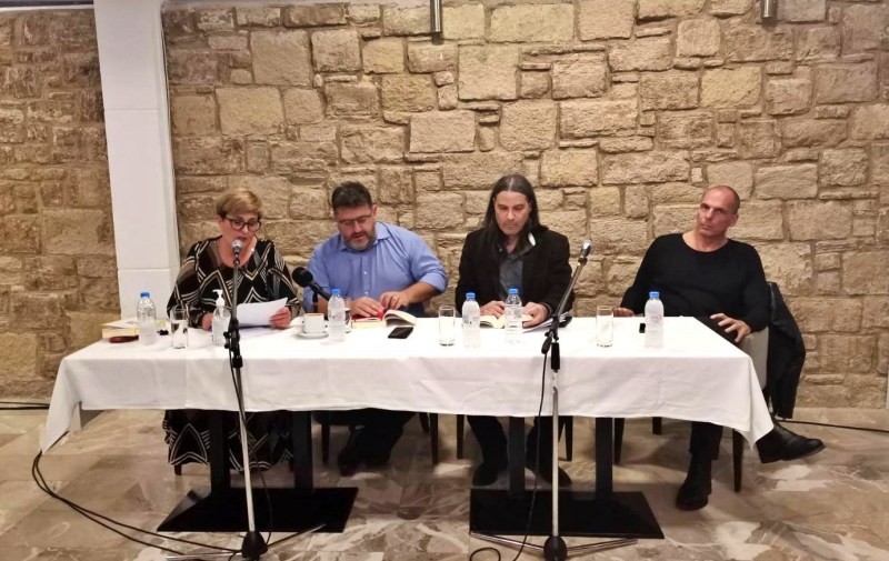 Συζήτηση Γιάνη Βαρουφάκη για την οικονομία και την πολιτική με πολίτες στο Ηράκλειο της Κρήτης με αφορμή το νέο του βιβλίο «Το άλλο τώρα»