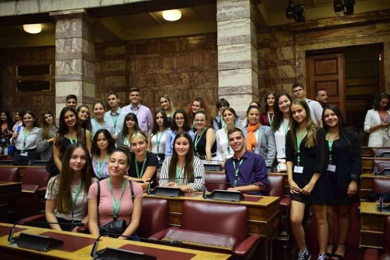 Αιχμηρές νεανικές φωνές  πλημμυρίζουν το ελληνικό κοινοβούλιο