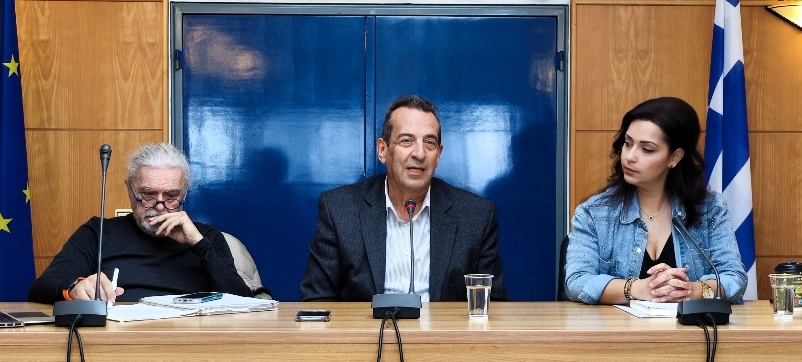 Σε δημόσια διαβούλευση για το τουριστικό brand της Χερσονήσου και τον προορισμό «Χερσόνησος», προχώρησε ο Δήμος Χερσονήσου σε μια διήμερη εκδήλωση (21&22/01/2026), η οποία πραγματοποιήθηκε στο Δημοτικό Κατάστημα Λιμένα Χερσονήσου. Η διαδικασία της διαβούλευσης συγκέντρωσε εξαιρετικά υψηλή συμμετοχή από επιχειρηματίες, επαγγελματίες του τουρισμού, πολίτες, ταξιδιωτικούς πράκτορες, opinion makers και εκπροσώπους θεσμικών φορέων. Η διαδικασία αποτέλεσε ένα ουσιαστικό βήμα για το άνοιγμα ενός νέου πλαισίου συνεργασιών και για τη διαμόρφωση της στρατηγικής που θα οδηγήσει στη συγκρότηση του προορισμού «Χερσόνησος 2030», με στόχο έναν σύγχρονο, ανταγωνιστικό και βιώσιμο τουριστικό σχεδιασμό. Τη διαδικασία συντόνισε η Αντιδήμαρχος Τουρισμού κ. Κατερίνα Θραψανιώτη, η οποία καλωσόρισε τους συμμετέχοντες και υπογράμμισε τη σημασία της ενεργούς συμμετοχής όλων στη διαμόρφωση της νέας τουριστικής ταυτότητας του Δήμου. Κατά τη διάρκεια της διαβούλευσης παρουσιάστηκε από τον κ. Δημοσθένη Μπρούσαλη το πλαίσιο της μελέτης place branding για λογαριασμό της αναδόχου εταιρίας, το οποίο περιλαμβάνει την αποτύπωση της σημερινής θέσης του προορισμού, την ανάλυση των αντιλήψεων επισκεπτών και κατοίκων, την καταγραφή του τουριστικού αποθέματος και των θεματικών προϊόντων, καθώς και τη διαμόρφωση στρατηγικής τοποθέτησης και αγορών-στόχων. Ιδιαίτερη έμφαση δόθηκε στην ανάγκη ευθυγράμμισης της εικόνας που έχουν οι ντόπιοι με εκείνη που διαμορφώνουν οι επισκέπτες, στην αξιοποίηση των τάσεων και των ευκαιριών της διεθνούς τουριστικής αγοράς και στη δημιουργία ενός οδικού χάρτη που θα καθοδηγήσει την ανάπτυξη του προορισμού την επόμενη δεκαετία. Σημαντικές ήταν οι παρεμβάσεις που έγιναν από το σύνολο των συμμετεχόντων, μεταξύ των οποίων ο Δήμαρχος Οροπεδίου Λασιθίου, ο Αντιπεριφερειάρχης Τεχνικών Έργων της Περιφέρειας Κρήτης, οι Αντιδήμαρχοι Αγίου Νικολάου και Οροπεδίου Λασιθίου, εκπρόσωποι των ξενοδόχων και πρακτόρων, εκπρόσωποι των επιχειρηματιών τουρισμού, της Περιφέρειας Κρήτης, του Υπουργείου Τουρισμού, της Εφορίας Αρχαιοτήτων, των όμορων Δήμων. Οι παρεμβάσεις ανέδειξαν τη μεγάλη δυναμική της Χερσονήσου, ενώ επισήμαναν και τα σημεία όπου χρειάζονται πρόσθετες δράσεις και βελτιώσεις. Στη διάρκεια των παρεμβάσεων παρουσιάστηκαν στοιχεία που επιβεβαιώνουν ότι ο προορισμός διαθέτει ισχυρή βάση, σημαντικές δυνατότητες αναβάθμισης και προοπτικές για τη δημιουργία ενιαίων διαδρομών πολιτισμού, φύσης και αθλητισμού. Αυτές οι δυνατότητες και προοπτικές μάλιστα, τονίστηκε ότι μπορούν να διευρυνθούν μέσα από συνεργασίες που στόχο έχουν να ενισχύσουν την εμπειρία του επισκέπτη και να επιμηκύνουν την τουριστική περίοδο. Ιδιαίτερη αναφορά έγινε στα μνημεία και στους πολιτιστικούς πόρους της περιοχής, όπως, το Ανάκτορο των Μαλίων, οι Αρχαιολογικοί χώροι Αμνισού και Νίρου, το Αρχαίο Θέατρο Χερσονήσου, ο λόφος Καστρίου και το ανάκτορο των Μαλίων, καθώς και στις δυνατότητες ανάδειξής τους μέσα από στοχευμένες παρεμβάσεις και καλύτερη διασύνδεση με το τουριστικό προϊόν. Παρουσιάστηκαν παράλληλα, οι υποδομές που βρίσκονται σε εξέλιξη σε επίπεδο Τεχνικών Έργων, όπως οι παρεμβάσεις στην παλιά Εθνική Οδό και οι νέοι κυκλικοί κόμβοι, οι οποίες αναμένεται να βελτιώσουν σημαντικά την προσβασιμότητα και τη λειτουργικότητα του προορισμού. Η διαβούλευση αποτέλεσε το πρώτο βήμα μιας ευρύτερης διαδικασίας που θα συνεχιστεί με τη συγκρότηση ομάδας έργου, τη συλλογή και επεξεργασία δεδομένων, τη διαμόρφωση προτάσεων και τη διοργάνωση ενός μεγάλου τελικού workshop, στο οποίο θα παρουσιαστεί η ενιαία στρατηγική για τη Χερσόνησο του 2030. Ο Δήμος Χερσονήσου επιδιώκει να διαμορφώσει ένα συλλογικό αφήγημα που θα στηρίζεται στη συνεργασία, στη γνώση και στην ενεργή συμμετοχή της τοπικής κοινωνίας, με στόχο έναν προορισμό που θα αξιοποιεί το σύνολο των πόρων του και θα ανταποκρίνεται στις απαιτήσεις της νέας εποχής του τουρισμού. «Η Χερσόνησος έχει τη δυναμική, την εμπειρία και το ανθρώπινο κεφάλαιο για να πρωταγωνιστήσει στη νέα εποχή του τουρισμού» ανέφερε σε δηλώσεις του ο Δήμαρχος Χερσονήσου κ. Ζαχαρίας Δοξαστάκης για να προσθέσει: «Με τη διαβούλευση που ξεκινήσαμε, ανοίγουμε ένα πλαίσιο ευρείας συνεργασίας, όπου όλοι –φορείς, επιχειρήσεις, πολίτες– συνδιαμορφώνουμε το μέλλον του τόπου μας. Στόχος μας είναι να δημιουργήσουμε έναν προορισμό σύγχρονο, βιώσιμο και ανταγωνιστικό, έναν προορισμό που θα τιμά την ιστορία του και θα αξιοποιεί τις δυνατότητές του. Η “Χερσόνησος 2030” δεν είναι ένα σύνθημα· είναι ένα σχέδιο που χτίζουμε μαζί, με σοβαρότητα, όραμα και συνέπεια.»