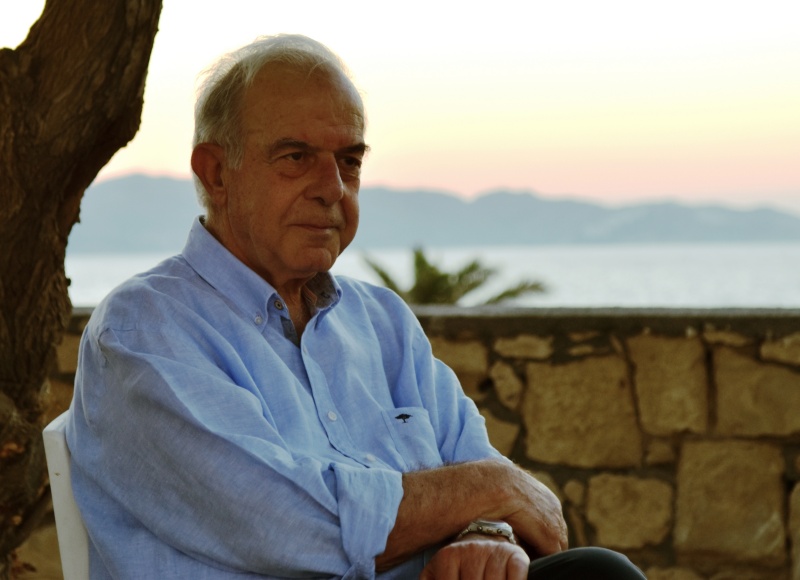 Με τις Πανελλαδικές Εξετάσεις, ολοκληρώνεται μια μακρά και επίμοχθη προσπάθεια των μαθητών και των εκπαιδευτικών, η οποία τις δύο τελευταίες σχολικές χρονιές, επιβαρύνθηκε ιδιαίτερα από την πανδημία και τα αναγκαστικά μέτρα της αντιμετώπισής της. Το βάρος αυτής της απαιτητικής προσπάθειας είχαν και οι γονείς των υποψηφίων, που συμπαραστάθηκαν –και με κάθε τρόπο συνέβαλαν– στην προετοιμασία των παιδιών τους. Η ένταξη των τελειοφοίτων των Λυκείων στα Πανεπιστημιακά Ιδρύματα, στις Σχολές της επιλογής τους, ασφαλώς θα αποτελέσει δικαίωση της διαδρομής που προηγήθηκε, και αναμφίβολα, έναν από τους σημαντικούς σταθμούς στην πορεία τους. Αλλά και όσοι υποψήφιοι δεν κατορθώσουν να εκπληρώσουν τα όνειρά τους αυτή τη φορά, ας γνωρίζουν ότι για την κατάκτηση των στόχων τους, θα τους δοθούν πολλές άλλες ευκαιρίες στο άμεσο μέλλον. Η δοκιμασία των επικείμενων Εξετάσεων είναι σημαντική, δεν είναι όμως καθοριστική για την ζωή τους. Καλή δύναμη και καλή επιτυχία σε όλους τους μαθητές και σε όλες τις μαθήτριες.