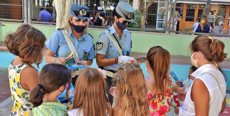 Ενημερωτικά φυλλάδια διένειμαν τροχονόμοι σε γονείς και μαθητές δημοτικών σχολείων στη Κρήτη