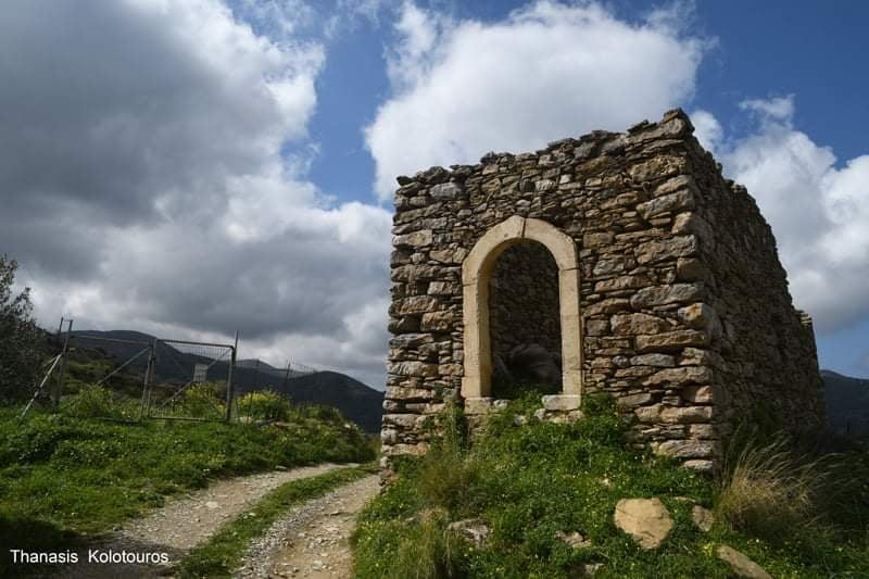 Οροπέδιο των Λιμνών με τα πλήθος πηγάδια