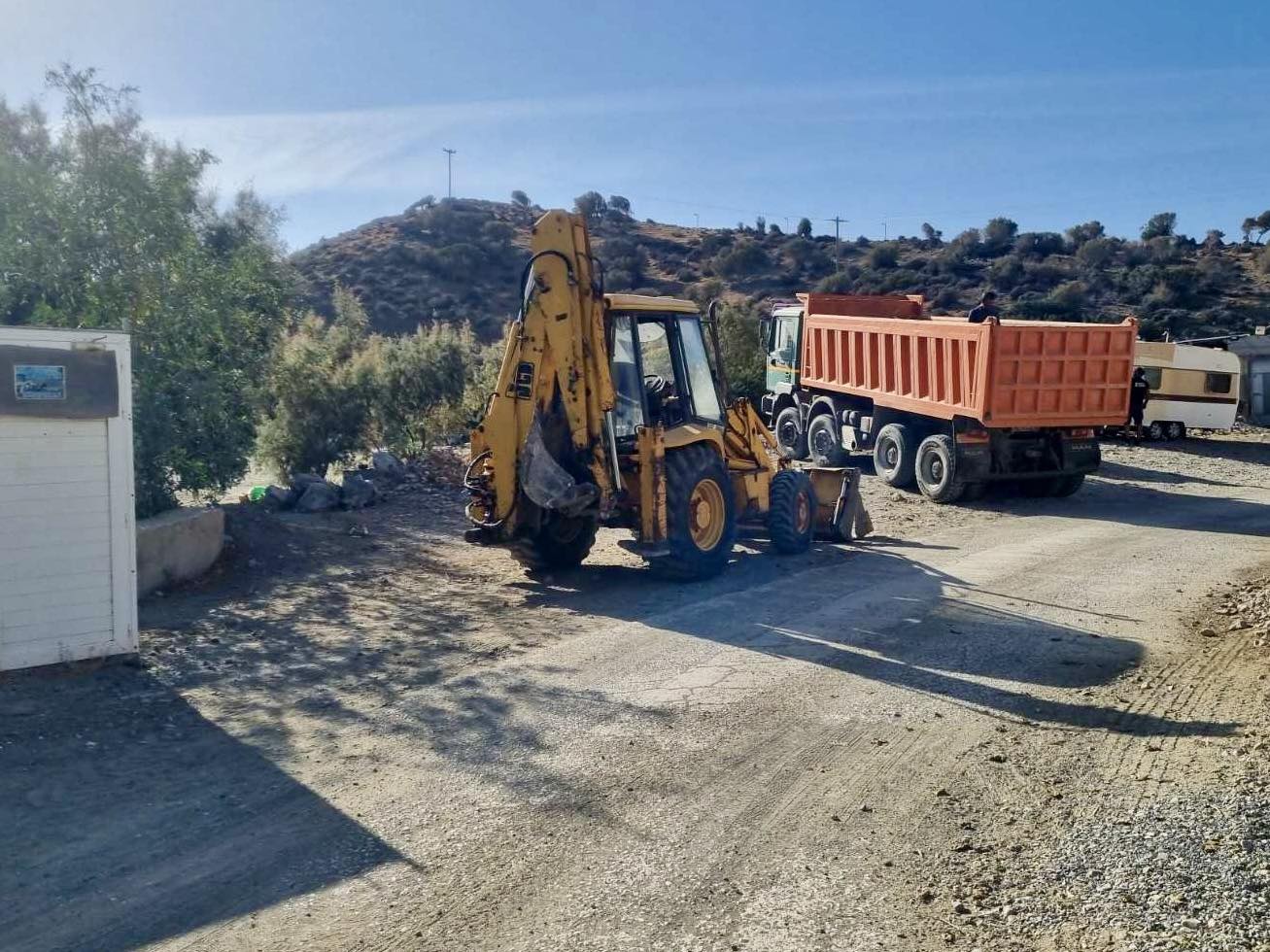 Σε εξέλιξη η εκτέλεση πρωτοκόλλων κατεδάφισης στον αιγιαλό από την Αποκεντρωμένη Διοίκηση Κρήτης