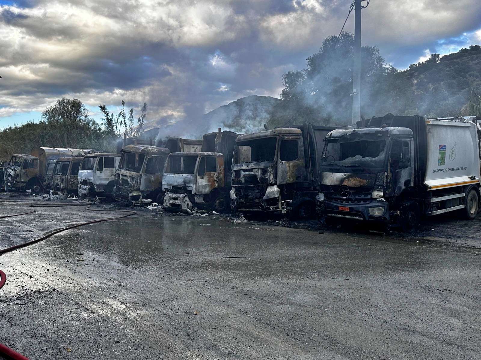 Ολοκληρωτική καταστροφή του Δημοτικού Στόλου απορριμματοφόρων από πυρκαγιά