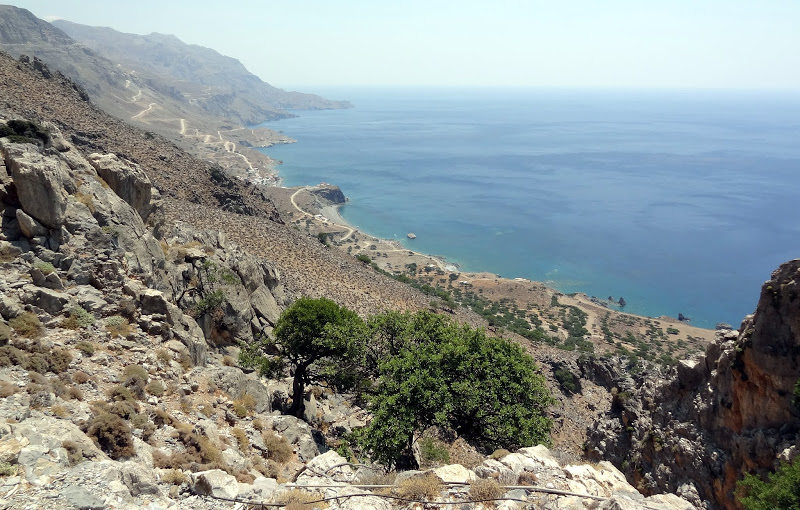 Επόμενη πεζοπορία, Παράνυμφοι, τρεις Εκκλησιές