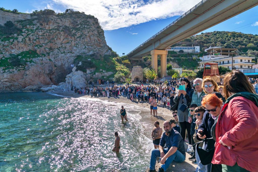 Με σύμμαχο τον καλό καιρό πλήθος κόσμου στις τελετές καθαγιασμού των υδάτων στο Μαλεβίζι