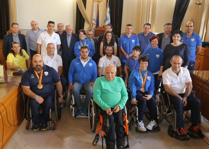 Μια ράμπα ΑμεΑ σημαντικότερη από οποιαδήποτε τιμητική εκδήλωση