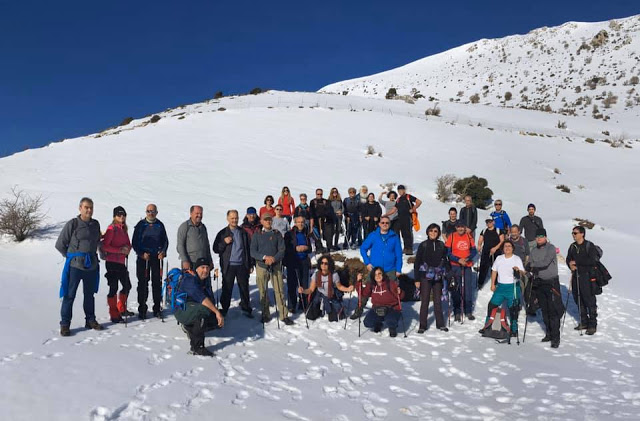 πεζοπορία στις χιονισμένες πλαγιές της Σελένα
