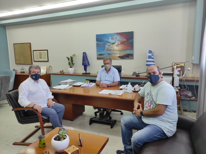 ο Διευθυντής Δευτεροβάθμιας στον Δήμαρχο Αγίου Νικολάου