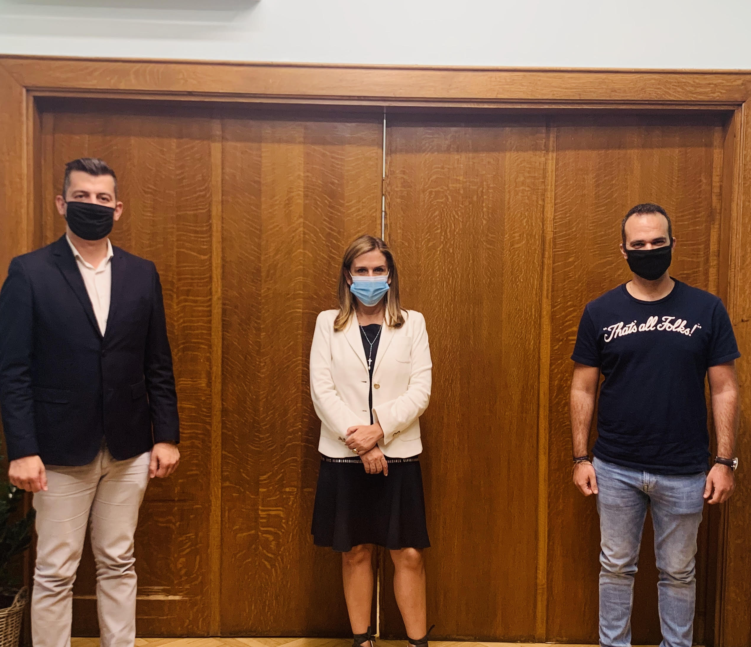 Σε συνάντηση με την Υφυπουργό Υγείας και αρμόδια για θέματα Ψυχικής Υγείας, κα Ζωή Ράπτη, βρέθηκαν από κοινού οι πρόεδροι των Ενώσεων Αστυνομικών Υπαλλήλων των Νομών Ηρακλείου και Λασιθίου, Πικράκης Γεώργιος και Καρτσάκης Γεώργιος. Μέσα από έναν εποικοδομητικό διάλογο συζητήθηκαν θέματα, τέθηκαν προβληματισμοί που ταλανίζουν το χώρο της Ελληνικής Αστυνομίας, τόσο των νομών Ηρακλείου και Λασιθίου, μα συνακόλουθα και των Αστυνομικών Ενώσεων όλης της χώρας, με το πλέον συχνό και σημαντικό πρόβλημα εμπλοκής της Αστυνομίας στην «ακούσια νοσηλεία, τη μεταφορά και φύλαξη ψυχικά πασχόντων». Η ραγδαία αύξηση των περιστατικών μεταγωγής ψυχικά ασθενών που παρατηρούνται στις Διευθύνσεις μας τον τελευταίο καιρό, οι οποίες χρήζουν ακούσιας νοσηλείας και οι ανησυχίες των συναδέλφων μας, αναφορικά με τα πρωτόκολλα και τις διαδικασίες μεταγωγή τους, οι ενώσεις μας κρίνουν επιτακτική την ανάγκη να εκθέσουν τα προβλήματα που ανακύπτουν εξ αυτών. Το απαρχαιωμένο νομικό πλαίσιο για την ακούσια νοσηλεία, όπως ορίζεται από τις διατάξεις του άρθρου 98 του ν. 2071/1992 σχετικά με τις συνθήκες νοσηλείας, αλλά και του άρθρου 96 παρ. 2, εδ. 2, του ιδίου νόμου, σχετικά με τις συνθήκες μεταφοράς, εντάσσει το λεπτό αυτό ζήτημα, ως μία καθημερινή συνηθισμένη πραγματικότητα εκτέλεσης απλού αστυνομικού έργου, ενώ στην ουσία του πραγματεύεται την ανθρώπινη αξιοπρέπεια και την ψυχική νόσο, η οποία απαιτεί την ανάλογη προσοχή, τον σεβασμό και λεπτούς χειρισμούς, από εξειδικευμένους και μόνον ανθρώπους. Το γεγονός ότι η μεταφορά ψυχικά πασχόντων λαμβάνει χώρα κατόπιν εισαγγελικής παραγγελίας και χρησιμοποιώντας την πρόβλεψη που αναφέρεται στις διατάξεις της προστατευτικής φύλαξης και της προληπτικής ενέργειας της Αστυνομίας, δεν αφήνει άλλη επιλογή στους αστυνομικούς από το να αντιμετωπίζουν μια τέτοια περίπτωση, ως μεταγωγή κρατουμένου. Εν ολίγοις, οι ψυχικά πάσχοντες διακομίζονται στις δομές Ψυχικής Υγείας ως ποινικοί κρατούμενοι, με χειροπέδες, συνοδευόμενοι από αστυνομικά όργανα, επικίνδυνοι για τη δημόσια τάξη και ασφάλεια, πρακτικές που καταστρατηγούν κάθε έννοια ανθρώπινης αξιοπρέπειας και συνιστούν σοβαρή απόκλιση από τον σεβασμό της προσωπικότητα του ψυχικά πάσχοντα. Αξιοσημείωτο είναι το γεγονός, πως το παρόν θέμα έχει αποτελέσει αντικείμενο μελέτης, τόσο από την Ένωση Νοσηλευτών Ελλάδας, με υπόμνημα: «Με αφορμή την Γ3α/ΓΠ.οικ 96377/28-12-2017 πρόσκληση της Διεύθυνσης Ψυχικής Υγείας για την ανταλλαγή απόψεων για το θεσμικό πλαίσιο για την ακούσια νοσηλεία», σύμφωνα με την οποία «αγνοείται από θεραπευτικής άποψης παντελώς το γεγονός ότι µόνο η θέα ένστολων της ΕΛ.ΑΣ. είναι δυνατόν να επιτείνει και να επιδεινώσει την ψυχική κατάσταση του ασθενούς.», και εισηγείται «τον περιορισμό του ρόλου της ΕΛΑΣ µόνο σε εξαιρετικές περιπτώσεις, της ειδικής εκπαίδευσης των αστυνομικών για την αντιμετώπιση των περιστατικών αυτών», όσο και στο άρθρο 16 της εμπεριστατωμένης έκθεσης του Συνηγόρου του Πολίτη, με τίτλο: «Αυτεπάγγελτη έρευνα του συνηγόρου του Πολίτη για την Ακούσια Νοσηλεία Ψυχικά Ασθενών, 2007», σύμφωνα με το πόρισμα της οποίας η μεταγωγή των ψυχικά πασχόντων από αστυνομικούς με περιπολικά οχήματα αποτελεί παραβίαση των δικαιωμάτων τους, ενώ στις πλείστες των περιπτώσεων η δέσμευση τους με χειροπέδες, επιδρούν αρνητικά και επιδεινώνουν τα προβλήματα υγείας που ήδη οι άνθρωποι αυτοί καλούνται να αντιμετωπίσουν. Εκ του αποτελέσματος ωστόσο, τίποτα δεν διορθώθηκε κι οι άνθρωποι αυτοί εξακολουθούν, να μετακινούνται ως κοινοί ποινικοί, με τα ήδη καταπονημένα και ακατάλληλα προς τούτο οχήματα, καθόσον ακριβολογώντας τα περιπολικά οχήματα της αστυνομίας δεν διαφέρουν από τα κοινά συμβατικά οικογενειακά οχήματα ιδιωτικής χρήσης του κοινού εμπορίου. Συνακόλουθα, δεν εφαρμόζονται τα προβλεπόμενα στο άρθρο 11 παρ. 2 του Π.Δ. 45/2008, ώστε τα οχήματα αυτά με τις ανάλογες διαρρυθμίσεις και μετατροπές να αποτελούν επαγγελματικά οχήματα όπως θα έπρεπε. Σε όλη την διαδικασία αρμόδιοι για τα εισιτήρια, τις εξετάσεις, τις γνωματεύσεις και οτιδήποτε άλλο χρειαστεί είναι αποκλειστικά και μόνο οι Αστυνομικοί, οι οποίοι φτάνουν να αναλαμβάνουν το ρόλο συνοδών «συγγενικών προσώπων», ή ακόμα και νοσηλευτικού προσωπικού. Επιπρόσθετα, τίθεται κι η πρακτική πλευρά του θέματος που εντοπίζεται στις ανάγκες αστυνόμευσης, αφού μια εισαγγελική παραγγελία για ακούσια νοσηλεία ασθενούς σημαίνει ότι ένα περιπολικό και δύο ένστολοι αστυνομικοί- που μάλιστα σε πολλά τμήματα δεν έχουν και αντικαταστάτες στη βάρδια- απασχολούνται μόνο σε αυτό στη βάρδια τους και με κανένα άλλο καθήκον. Η θεραπευτική λογική και το κράτος δικαίου πρέπει να υπερισχύουν απέναντι στο άκριτο φυλακτικό πνεύµα. Θεωρούμε αδιανόητο και μεσαιωνικό, να αποδίδεται η Ψυχική Υγεία στις κατασταλτικές δυνάμεις της Ελληνικής Αστυνομίας, να αντιμετωπίζονται ασθενείς, ως ποινικοί κρατούμενοι και σιδηροδέσμιοι να διακομίζονται από το ένα νοσοκομείο στο άλλο, αλλά και να εκθέτει τους Αστυνομικούς σε διαδικασίες που δεν είναι αρμόδιοι και εκπαιδευμένοι να εκτελούν, με κίνδυνο να επιβαρύνουν και την ψυχική τους υγεία και να εκθέσουν και την σωματική τους ακεραιότητα. Οι αστυνομικοί καθημερινά καλούνται να διαχειριστούν περιπτώσεις ανθρώπων με ψυχικές διαταραχές, χωρίς να έχουν ποτέ λάβει την απαιτούμενη εκπαίδευση και δεν είναι αυτή η δουλειά τους! Έχει άραγε αναλογισθεί ποτέ κανείς τι θα μπορούσε, να συμβεί, αν κατά τη διάρκεια μεταγωγής ενός ψυχικά πάσχοντα, όντας σε έξαρση ψυχωσικού επεισοδίου από τα πίσω καθίσματα του αστυνομικού οχήματος?! Μήπως τελικά μιλάμε για μία «ωρολογιακή βόμβα» που απλά ακόμα δεν έχει εκραγεί από θέμα «τύχης».?! Στα πλαίσια της νομιμότητας, του επαγγελματισμού και με το υψηλό αίσθημα ευθύνης που χαρακτηρίζει το Σώμα της Ελληνικής αστυνομίας, ζητούμε ακριβείς οδηγίες και κατευθυντήριες γραμμές, που θα επιδεικνύουν τις ενέργειες που οφείλουν να ακολουθούν οι συνάδελφοι αστυνομικοί, για τον ομοιόμορφο και ασφαλή χειρισμό ανάλογων περιστατικών. Είναι καιρός, να αποσαφηνιστεί επακριβώς ο ρόλος μας και ο ρόλος των υπολοίπων υπηρεσιών, όπως προβλέπεται να συμμετέχουν στον χειρισμό τους. Η Υφυπουργός απέδειξε έμπρακτα το ενδιαφέρον της, ακούγοντας με προσοχή τα προβλήματα που τέθηκαν, από τις Ενώσεις μας, ενώ επίσης κατέγραψε όλες τις πτυχές των ζητημάτων και συμπλήρωσε, ότι «ως Υπουργείο θα σταθούμε δίπλα στον Έλληνα Αστυνομικό και θα παρέχουμε κάθε μορφής στήριξη για την επίλυση των ζητημάτων, που απασχολούν το Αστυνομικό Σώμα και προσβλέπουμε σε μία στενή συνεργασία για το μέλλον.» Με Τιμή Οι Πρόεδροι, Πικράκης Γεώργιος, Καρτσάκης Γεώργιος, Πρόεδρος Ένωσης Αστυνομικών Πρόεδρος Ένωσης Αστυνομικών Υπαλλήλων Νομού Ηρακλείου Υπαλλήλων Νομού Λασιθίου