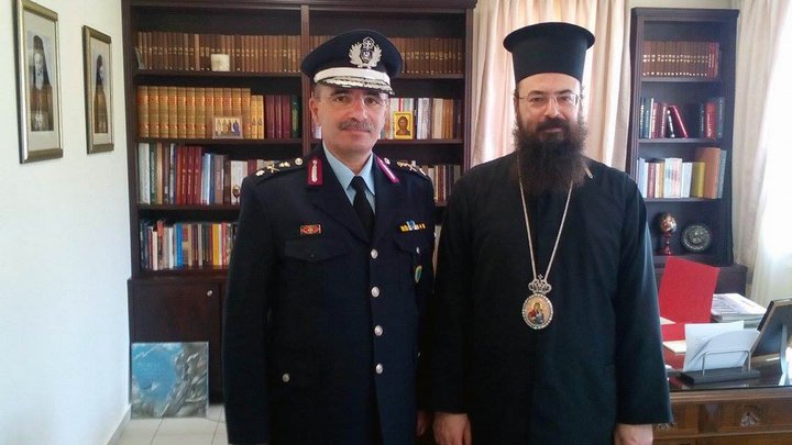 ο Μανώλης Πετάσης με τον μητροπολίτη Πέτρας και Χερρονήσου Γεράσιμο