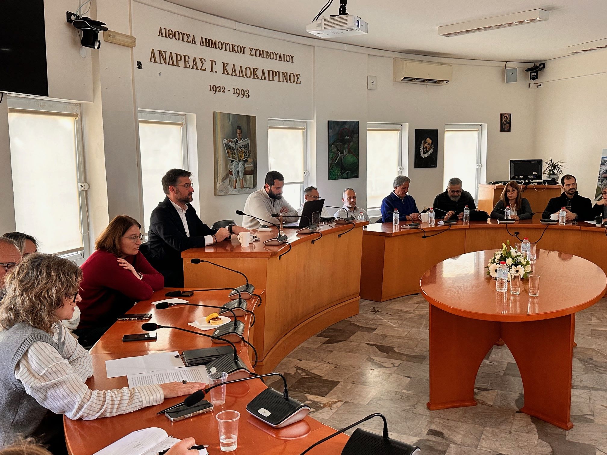 Στην κατεύθυνση της ουσιαστικής προστασίας των ευάλωτων περιοχών της Αγίας Πελαγίας, του Παλαιοκάστρου και της Λυγαριάς κινείται ο Δήμος Μαλεβιζίου, μέσα από τις μελέτες φραγμάτων ανάσχεσης που παρουσιάστηκαν σε ειδική σύσκεψη στο Δημαρχείο.
«Στόχος μας είναι να θωρακίσουμε τις πιο ευάλωτες περιοχές του Δήμου με τον καλύτερο και πιο σύγχρονο τρόπο. Με τις παρεμβάσεις που προτείνουν οι μελέτες, διασφαλίζουμε την προστασία των πολιτών και των περιουσιών τους, επενδύοντας στην πρόληψη και στην ανθεκτικότητα του τόπου μας απέναντι στην κλιματική κρίση», ανέφερε ο Δήμαρχος Μαλεβιζίου Μενέλαος Μποκέας κατά την παρουσίαση των μελετών ευχαριστώντας τον Πρόεδρο της «Δαίδαλος Α.Ε.» Κώστα Φασουλάκη και τον Γενικό Διευθυντή Θανάση Κύρκο για τη συνεργασία. 
Πρόκειται για ένα ολοκληρωμένο πλαίσιο παρεμβάσεων, το οποίο προκύπτει από τον συνδυασμό των μελετών που εκπονήθηκαν στο πλαίσιο της Προγραμματικής Σύμβασης του Δήμου Μαλεβιζίου με τη «Δαίδαλος Α.Ε.», καθώς και των μελετών που υλοποιήθηκαν μέσω του Ειδικού Πολεοδομικού Σχεδίου Μαλεβιζίου. Οι προτεινόμενες παρεμβάσεις στοχεύουν στη συγκράτηση των ομβρίων υδάτων, στη μείωση της απορροής και στη θωράκιση των περιοχών από ακραία καιρικά φαινόμενα.
Στην παρουσίαση των μελετών συμμετείχαν Αντιδήμαρχοι του Δήμου Μαλεβιζίου, η Διοίκηση και στελέχη της ΔΕΥΑΜ, οι Πρόεδροι των Τοπικών Κοινοτήτων Αχλάδας Γιώργος Πεδιώτης και Ροδιάς Γιάννης Ντουλάκης, υπηρεσιακά στελέχη των Διευθύνσεων Τεχνικών Έργων και Περιβάλλοντος της Περιφέρειας Κρήτης.