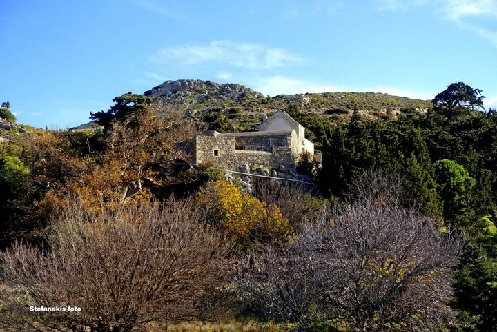 Πεζοπορία, Μονή Φανερωμένης, Μονή Βρυωμένης