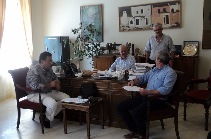 βουλευτές, εκπρόσωποι, μέλη της ΔΕΥΑΗ στη σύσκεψη υπό τον δήμαρχο Ηρακλείου