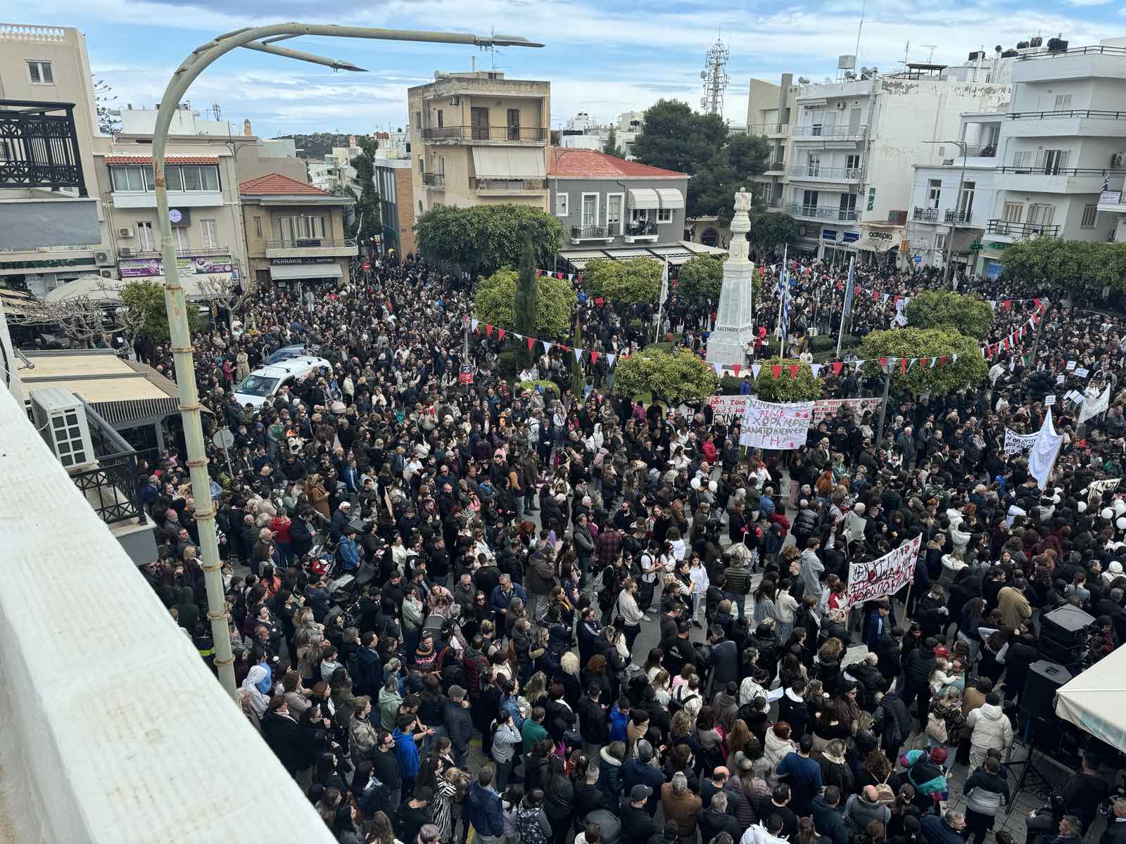 Τέμπη: συγκεντρώσεις μεγαλύτερες και από της μεταπολίτευσης