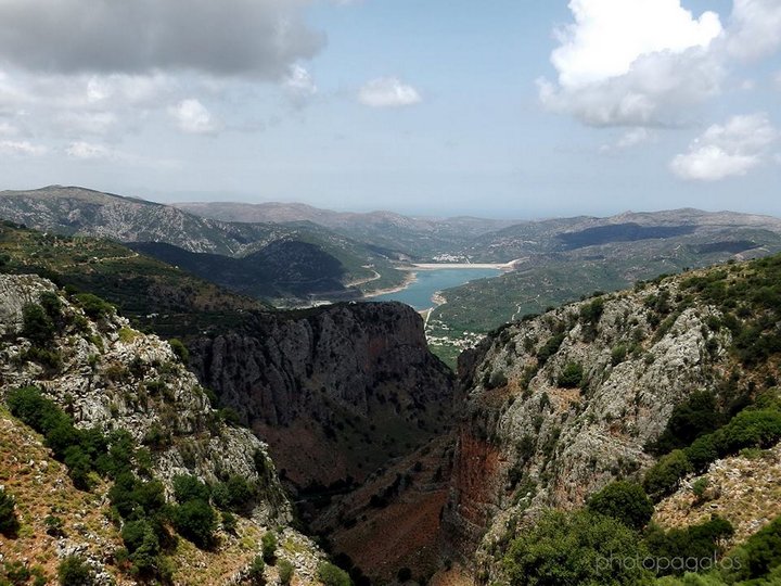το φαράγγι και στο  βάθος το φράγμα Αποσελέμη