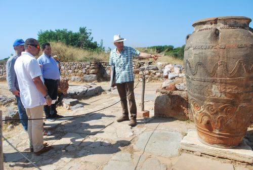 ξεναγείται στις αρχαιότητες των Μαλίων