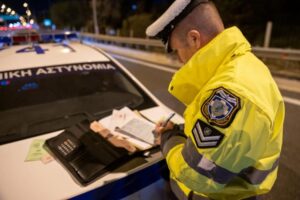 κινητοποίηση έξω από το κτίριο της τροχαίας